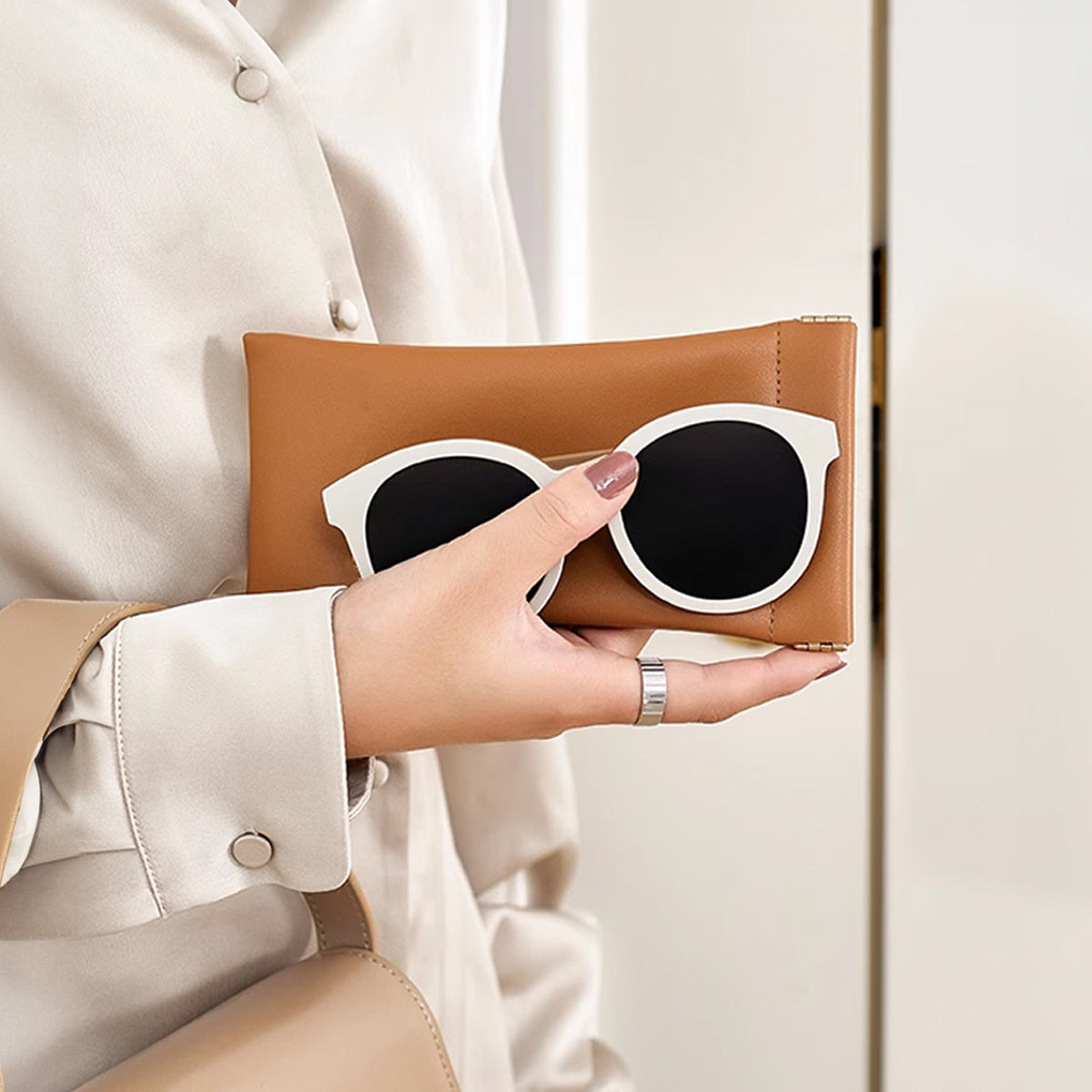 Portable Small Makeup Bag No Zipper Self-Closing, Leather Sunglasses Bag